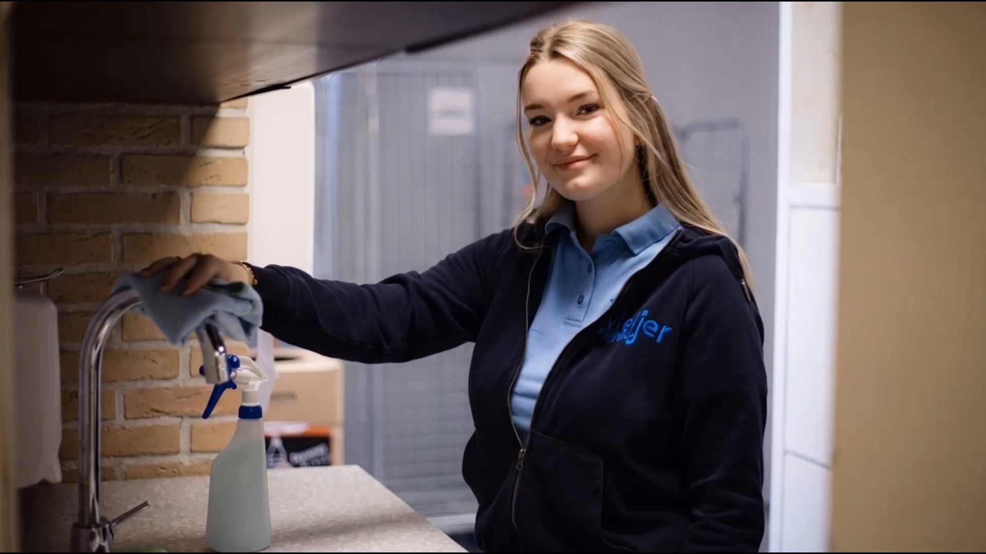 Medewerker van Meijer Schoonmaakdiensten aan het werk
