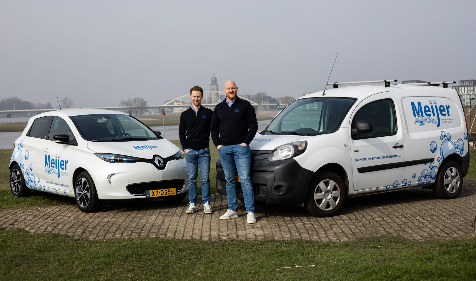 Het team van Meijer Schoonmaakdiensten bij de bedrijfsbussen